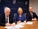 Umowy na „przedszkolne projekty podpisali dziś z wnioskodawcami marszalek Andrzej Betkowski wicemarszalek Renata Janik