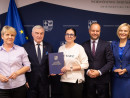 Umowy na „przedszkolne projekty podpisali dziś z wnioskodawcami marszalek Andrzej Betkowski wicemarszalek Renata Janik