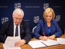 Umowy na „przedszkolne projekty podpisali dziś z wnioskodawcami marszalek Andrzej Betkowski wicemarszalek Renata Janik