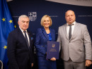 Umowy na „przedszkolne projekty podpisali dziś z wnioskodawcami marszalek Andrzej Betkowski wicemarszalek Renata Janik