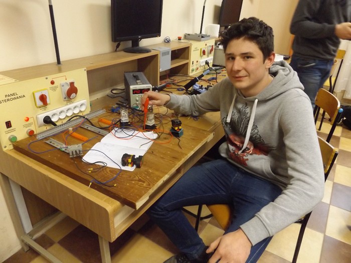 Oskar Rynkowski w Pracowni Mechatronicznej Zespołu Szkół Transportowo-Mechatronicznych w Skarżysko-Kamiennej