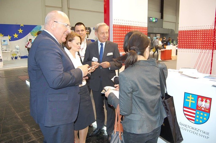 Wiceministrowie Rozwoju – Jadwiga Emilewicz i Tadeusz Kościński oraz z-ca dyr. Departamentu Polityki Regionalnej UMWŚ - Zdzisław Kobierski na Targach Hannover Messe 2017