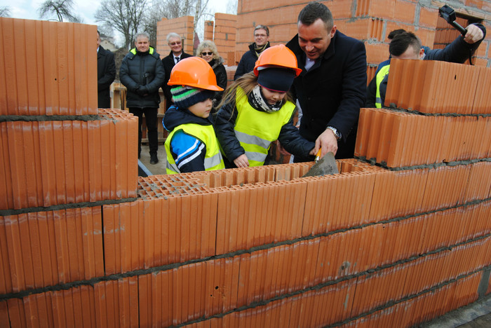 Burmistrz Włoszczowy Grzegorz Dziubek z przedszkolakami