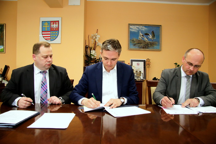 Marek Szczepanik, Adam Jarubas i Cezary Błach podpisują umowy