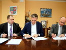 Marek Szczepanik, Adam Jarubas i Cezary Błach podpisują umowy