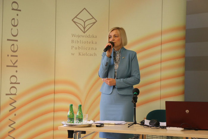 Wicemarszałek-Renata-Janik-na-spotkaniu-o-konkursach-z-RPO