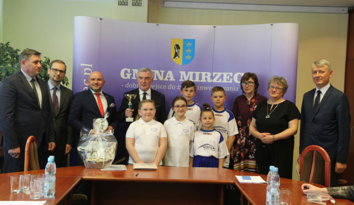Mirzec, Pawłów, Suchedniów i Bliżyn ze wsparciem na infrastrukturę sportową i dydaktyczną szkół podstawowych