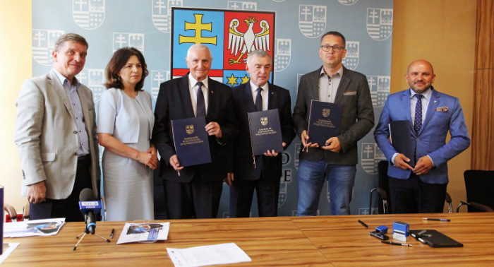 Nowoczesne komputery trafią do małych wiejskich szkół w 49 gminach!