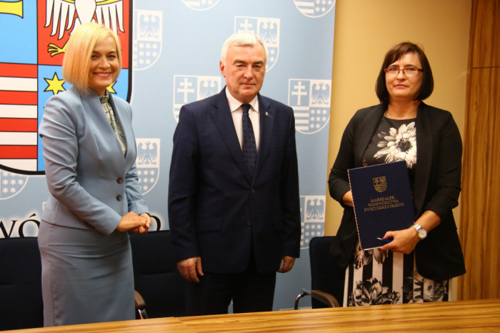 WOJEWÓDZTWO WESPRZE POWIAT KIELECKI W WALCE Z WYKLUCZENIEM SPOŁECZNYM