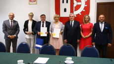 Na rozwój bazy sportowej i szkolnej w gminach Słupia Konecka i Stąporków