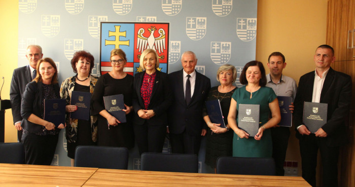 Blisko 500 osób skorzysta z kolejnych projektów edukacyjnych i prospołecznych. Podpisano umowy na dofinansowanie 7 nowych zadań