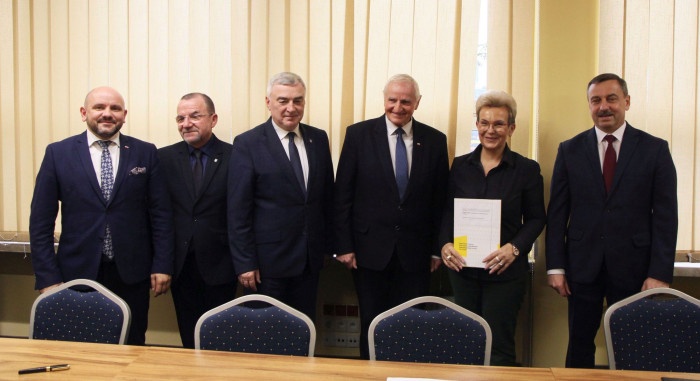 Samorządy otrzymały wsparcie na termomodernizację budynków, rewitalizację i nowoczesne oświetlenie