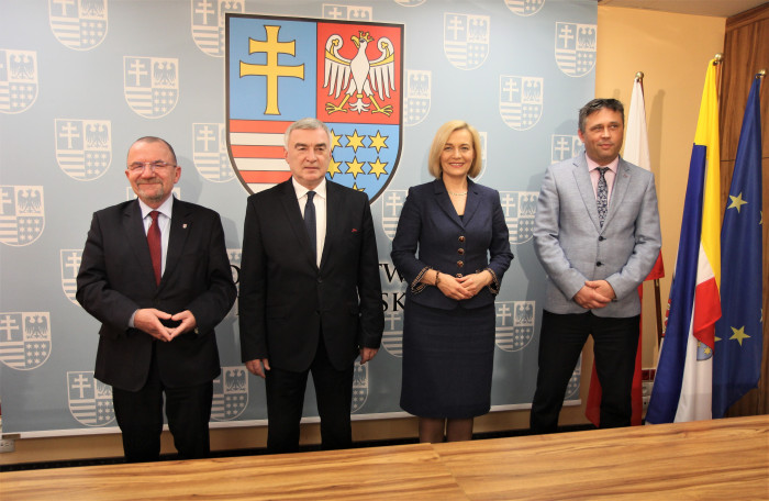 Zarząd Województwa zadecydował o dofinansowaniu ze środków Unii Europejskiej projektu własnego Województwa Świętokrzyskiego pn. „Stop wirusowi! Zapobieganie rozprzestrzeniania się COVID-19 w województwie świętokrzyskim”.