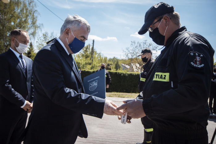 Druhowie z OSP w Działoszycach otrzymali nowy wóz