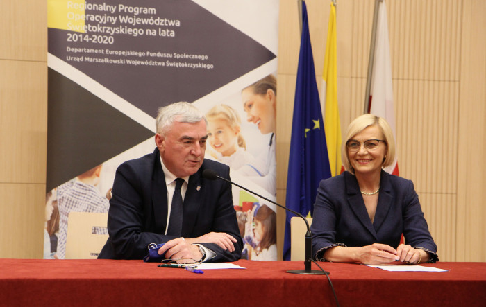 Marszałek Andrzej Bętkowski i Wicemarszałek Renata Janik podpisali umowy na  dofinansowanie 10 projektów RPO, z których skorzysta blisko 1100  mieszkańców regionu świętokrzyskiego.