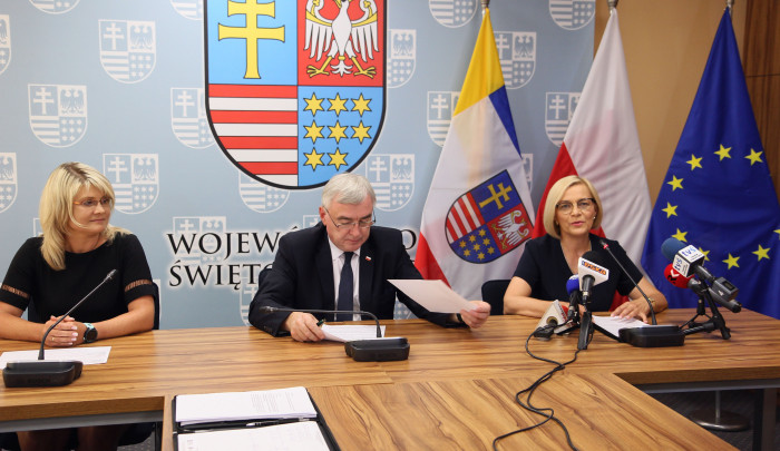 Konferencja prasowa dotyczyła aktualnych wyników we wdrażaniu części społecznej Regionalnego Programu Operacyjnego Woj. Świętokrzyskiego, m. in. pierwszego w kraju miejsca pod względem tempa wdrażania Programu. 