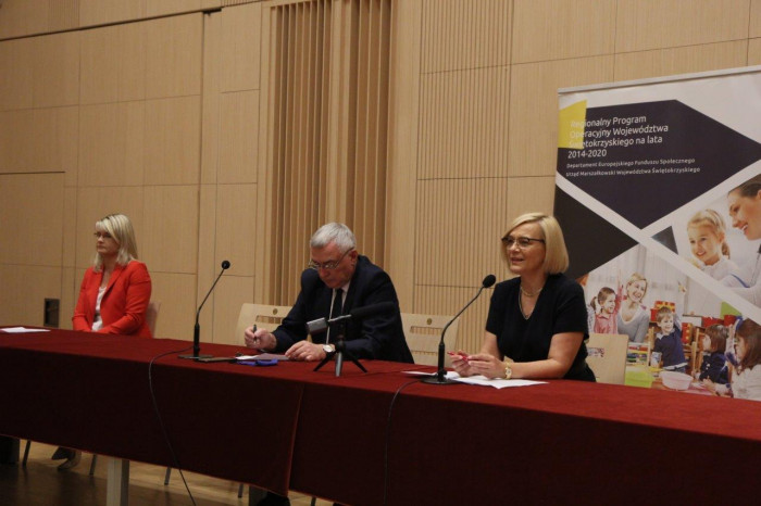 Marszałek Woj. Świętokrzyskiego Andrzej Bętkowski oraz Wicemarszałek Woj. Świętokrzyskiego Renata Janik podpisali umowy na dofinansowanie 12 projektów RPO, z których skorzysta blisko 1100 osób.