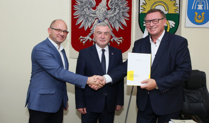 przekazanie-wójtowi-Solca-preumowy-na-dofinansowanie-termomodernizacji-w-gminie-1024x608
