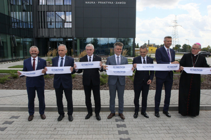 Uroczyste-otwarcie-CK-Technik-i-symboliczne-przecięcie-wstęgi-przez-gspodarzy-i-gości-w-tym-marszałka-Andrzeja-Bętkowskiego-1024x683