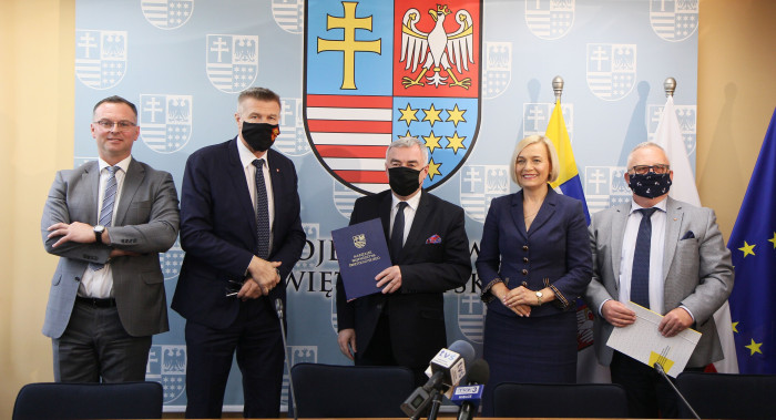 Podpisanie umowy na dodatkowe pieniądze - „antycovidowe” działania świętokrzyskich powiatów