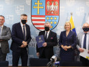 Podpisanie umowy na dodatkowe pieniądze - „antycovidowe” działania świętokrzyskich powiatów