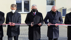 Marszałek-Andrzej-Bętkowski-burmistrz-Sędziszowa-Wacław-Szarek-i-wicewojewoda-świętokrzyski-Rafał-Nowak-symbolicznie-przecinają-wstęgę-1-230x130