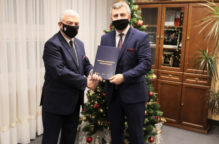 Marszalek-Andrzej-Betkowski-i-burmistrz-Dariusz-Meresinski-stoja-obok-choinki.-768x505.jpg