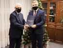 Marszalek-Andrzej-Betkowski-i-burmistrz-Dariusz-Meresinski-stoja-obok-choinki.-768x505.jpg