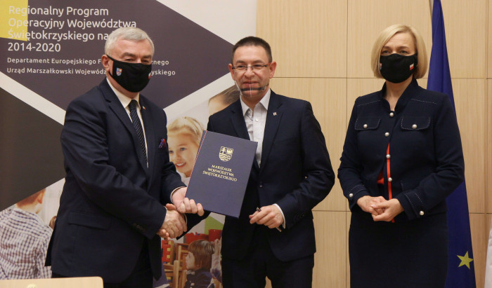 Marszałek Andrzej Bętkowski i Wicemarszałek Renata Janik podpisali umowy na dofinansowanie 9 projektów RPOWŚ 2014 – 2020 dotyczących szkolnictwa zawodowego