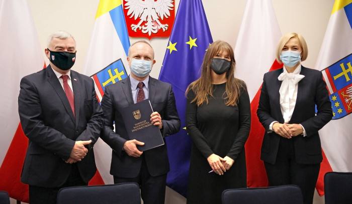 Marszałek Andrzej Bętkowski i Wicemarszałek Renata Janik podpisali umowy na dofinansowanie dwóch projektów RPOWŚ 2014 – 2020 dotyczących szkolnictwa zawodowego.