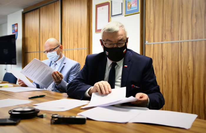 Marszałek Województwa Świętokrzyskiego Andrzej Bętkowski oraz Jacek Sułek Dyrektor Departamentu Inwestycji i Rzowoju podczas posiedzenia prezydium Wojewódzkiej Rady Dialogu Społecznego