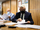 Marszałek Województwa Świętokrzyskiego Andrzej Bętkowski oraz Jacek Sułek Dyrektor Departamentu Inwestycji i Rzowoju podczas posiedzenia prezydium Wojewódzkiej Rady Dialogu Społecznego