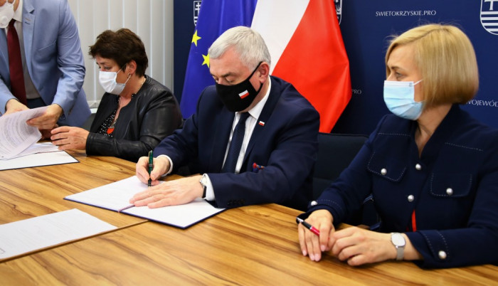 Umowę podpisuje marszałek województwa świętokrzyskiego Andrzej Bętkowski 