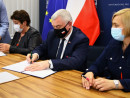 Umowę podpisuje marszałek województwa świętokrzyskiego Andrzej Bętkowski 