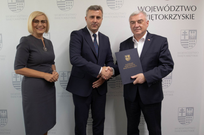 Burmistrzowi Daleszy Dariuszowi Meresinskiemu gratuluja marszalek Andrzej Bętkowski oraz wicemarszalek Renata Janik