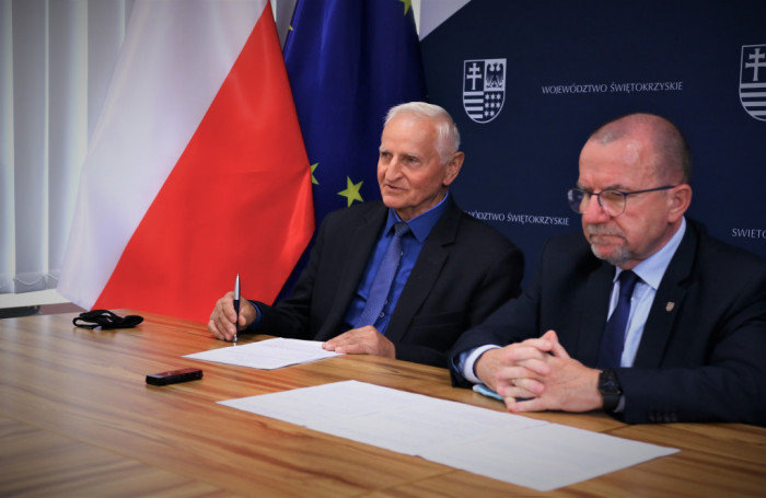 Marek Jonca i Marek Boguslawski podczas podmisania umowy