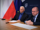 Marek Jonca i Marek Boguslawski podczas podmisania umowy
