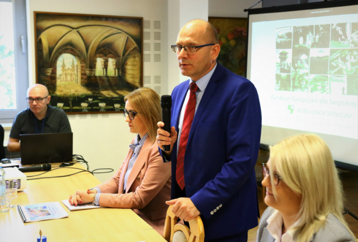 Dyrektor Jacek Sułek podczas konsultacji