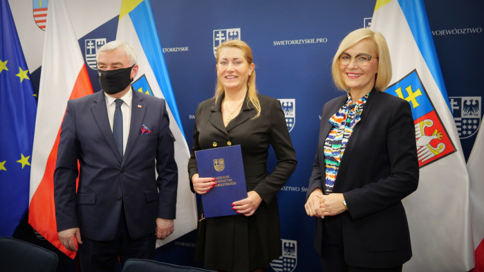 Marszałek Andrzej Bętkowski i Wicemarszałek Renata Janik podpisali umowy na dofinansowanie projektów RPOWŚ 2014 – 2020 dotyczących zajęć w szkołach podstawowych