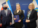 Marszałek Andrzej Bętkowski i Wicemarszałek Renata Janik podpisali umowy na dofinansowanie projektów RPOWŚ 2014 – 2020 dotyczących zajęć w szkołach podstawowych