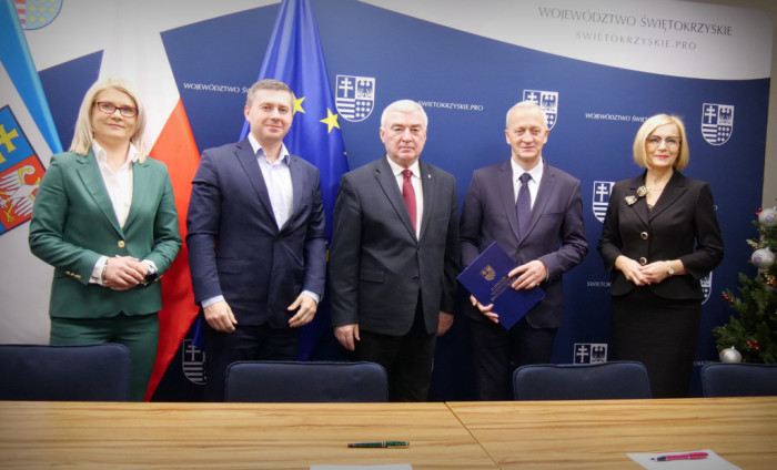 Sygnatiarusze umow pozuja do zdjecia