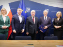 Sygnatiarusze umow pozuja do zdjecia