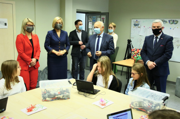 marszalek-Andrzej-Betkowski-wicemarszalek-Renata-Janik-dyrektor-Katarzyna-Kubicka-burmistrz-Morawicy-oraz-dzieci-na-swietlicy-
