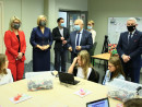 marszalek-Andrzej-Betkowski-wicemarszalek-Renata-Janik-dyrektor-Katarzyna-Kubicka-burmistrz-Morawicy-oraz-dzieci-na-swietlicy-