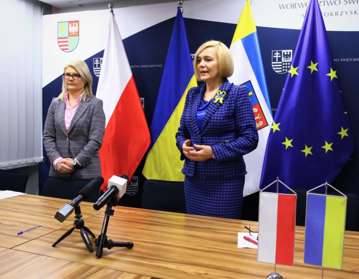 Podpisanie umów (od lewej) Dyr. Katarzyna Kubicka oraz Wicemarszałek Renata Janik