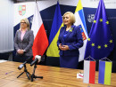Podpisanie umów (od lewej) Dyr. Katarzyna Kubicka oraz Wicemarszałek Renata Janik