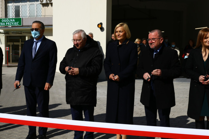Wszyscy-oczekuja-na-przeciecie-wstegi.-1024x683