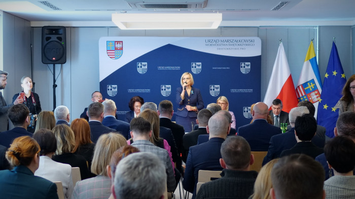Spotkanie z przedstawicielami świętokrzyskich samorządów w sprawie pomocy dla uchodźców z Ukrainy.  