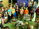 Dzieci oglądają łazik marsjański