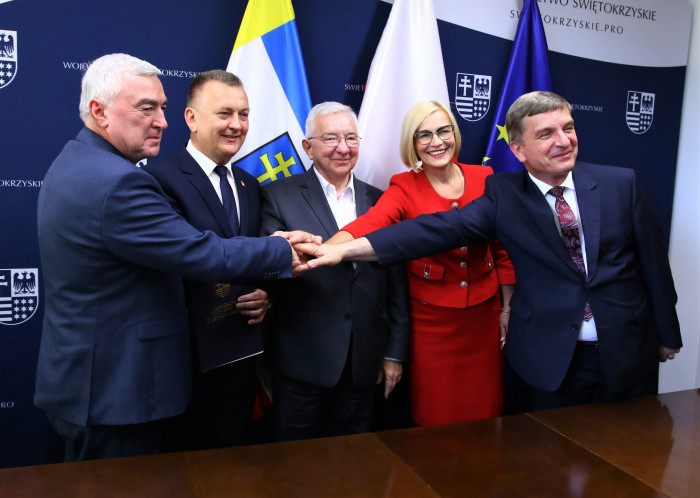 Podpisanie umowy na realizację projektu Budowa ścieżek rowerowych wraz z infrastrukturą towarzyszącą na terenie miasta Chęciny